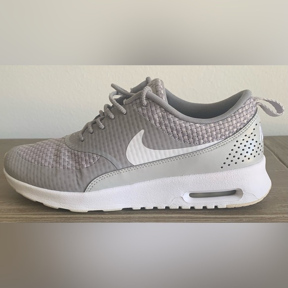 SZ 7.5 Nike Women’s Gray/White Athletic Shoes - Picture 4 of 9